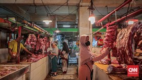 Seorang penjual daging sapi melayani pembeli di Pasar Cijantung, Jakarta Timur, Kamis (23/4/2026). (CNN Indonesia/Febria Adha L)