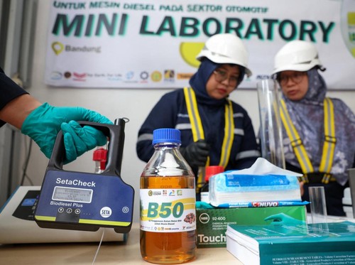 Menteri ESDM Bahlil mengeklaim kadar air B50 lebih sedikit dari B40 berdasarkan hasil uji coba ke berbagai mesin dan kendaraan.