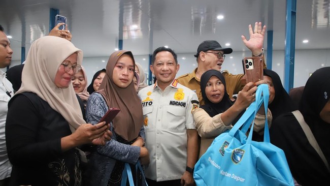 Warga Bener Meriah menyatakan kegembiraanya kepada Tito Karnavian terkait dengan Huntara.