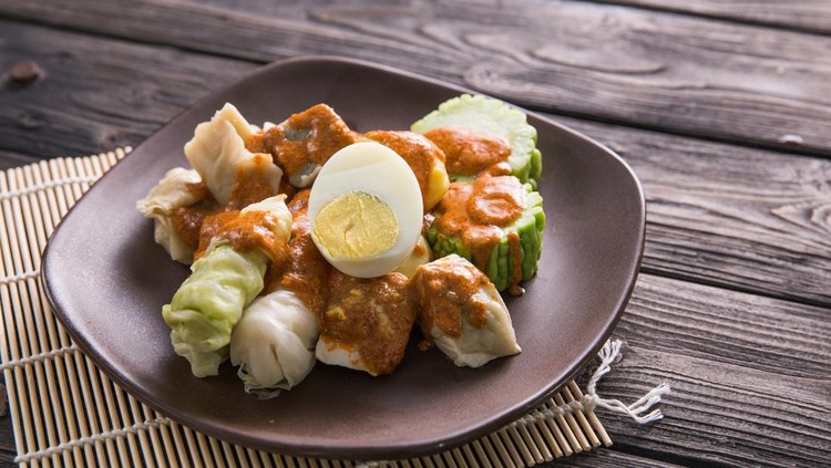 siomay&period; traditional indonesian food with peanut sauce&period; dumpling
