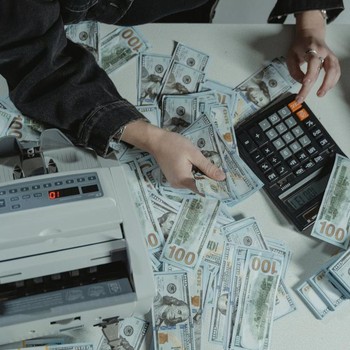 5 Kesalahan Cara Berpikir Tentang Uang yang Bikin Hidup Kamu Pas-pasan Terus