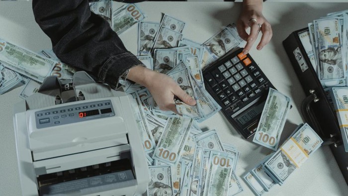 5 Kesalahan Cara Berpikir Tentang Uang yang Bikin Hidup Kamu Pas-pasan Terus