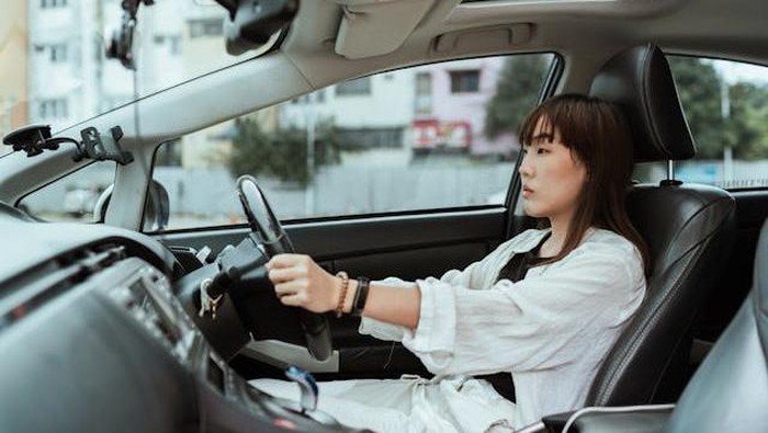 6 Ciri Kepribadian Orang yang Tidak Pernah Mendengarkan Musik di Mobil Menurut Ilmu Psikologi