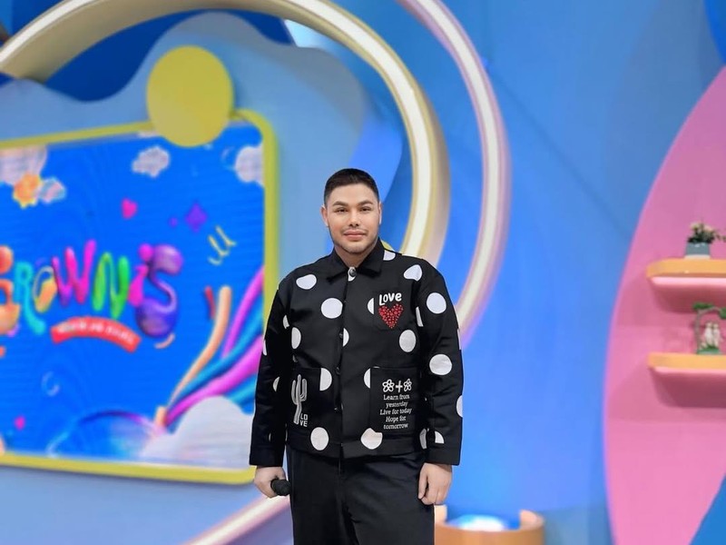 Berat Turun 50kg, Ivan Gunawan Terharu Bisa Duduk di Kursi Ekonomi Pesawat