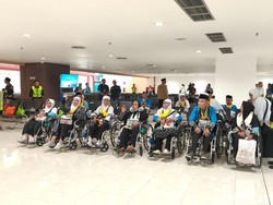 Sudah di Bandara, Seorang Nenek Jemaah Haji Minta Pulang