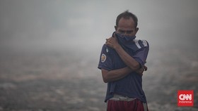 FOTO: 12 Jam Berjibaku Padamkan Api Tumpukan Sampah di Kelapa Gading