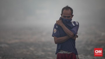 FOTO: 12 Jam Berjibaku Padamkan Api Tumpukan Sampah di Kelapa Gading