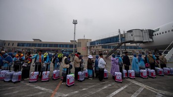 FOTO: Rona Bahagia Jemaah Haji Palembang Berangkat ke Tanah Suci