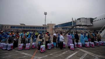 FOTO: Rona Bahagia Jemaah Haji Palembang Berangkat ke Tanah Suci