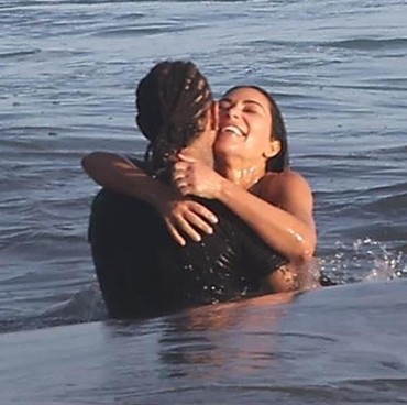 Kemesraan Lewis Hamilton dan Kim Kardashian yang Terciduk Paparazi, Pelukan di Laut