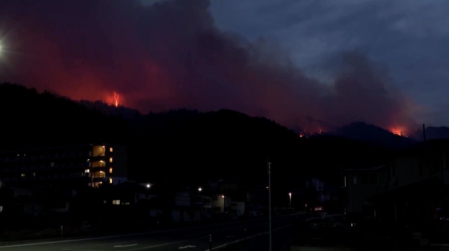 Lebih dari 1.800 penduduk di Jepang bagian utara diperintahkan mengungsi akibat kebakaran rimba nan terjadi pada Rabu (22/4/2026).