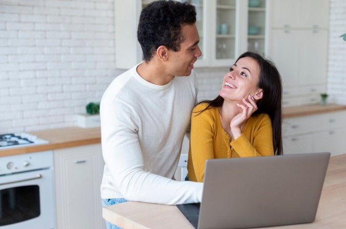 Merencanakan minggu depan secara bersama biasa dilakukan pasangan yang bahagia. Hal ini membuat ada sesuatu yang dinantikan bersama/Foto: freepik.com/freepik