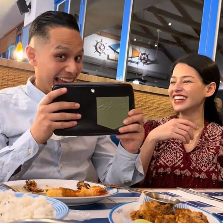 <p>Momen bahagia ini pun langsung menarik perhatian netizen. Bahkan, banyak yang mengaku terkejut lantaran suami Susan Sameh ini ternyata memiliki hati yang begitu lembut. "Lembut banget hati suamimu kak Susan. Sampai Jannah ya kalian," kata <em>@dsr****</em>. "Kirain suaminya cuek padahal lemah lembut, sayang banget sama kak Sameh," ungkap <em>@dud****</em>. "Tampangnya galak, ternyata <em>so sweet</em>," tambah <em>@tem****</em>. (Foto: Tiktok @susansameeh)</p>