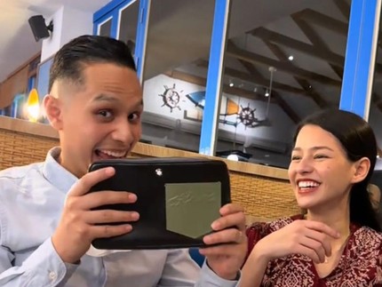 Momen Haru Susan Sameh Beri Kado Ultah ke Suami, Khalid Atamimi Tak Kuasa Tahan Tangis