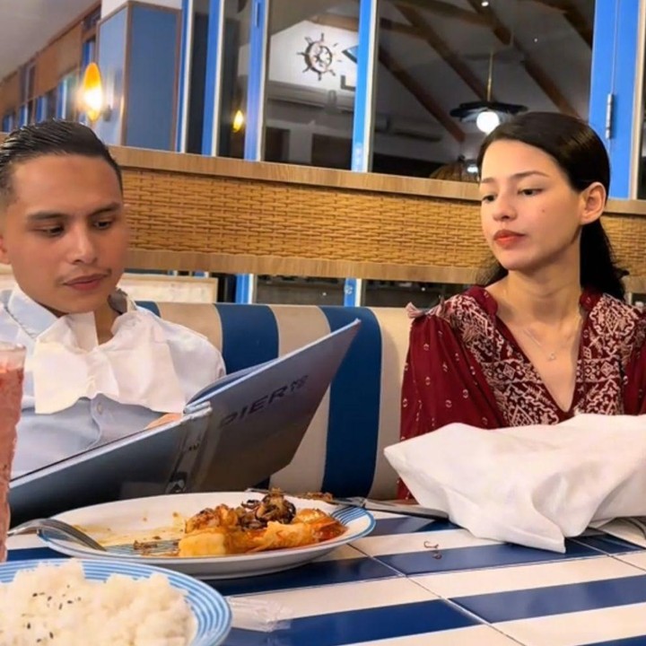 <p>Susan membagikan momen spesial ini melalui akun TikTok miliknya, yaitu <em>@susansameeh.</em> Dalam unggahan tersebut, pasangan yang menikah pada tahun 2024 ini terlihat sedang menikmati momen <em>dinner</em> bersama, Bunda. (Foto: Tiktok @susansameeh)</p>