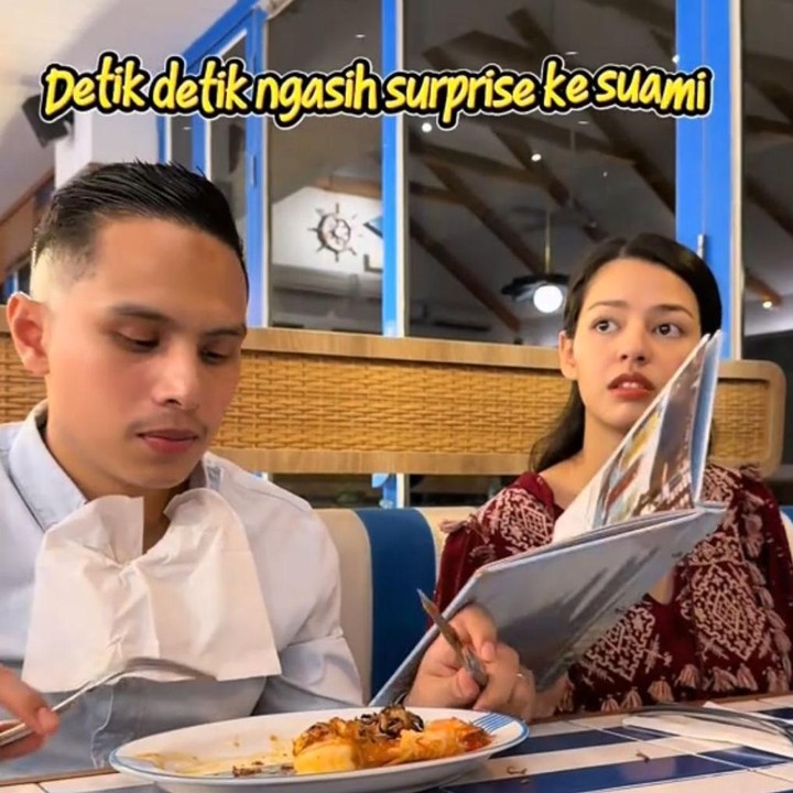 <p>Pada momen ini, Bunda satu anak ini memberikan hadiah yang telah ia siapkan dan meletakkannya di atas meja. Saat sang suami menyadari hal tersebut, ia&nbsp;pun terlihat terkejut namun berusaha untuk tetap tenang. (Foto: Tiktok @susansameeh)</p>