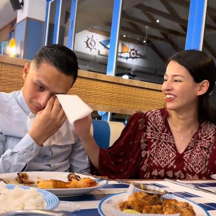 <p>Tak hanya merasa terkejut, suami Susan rupanya juga tak kuasa menahan tangis haru. Khalid pun langsung mencium kening dan memeluk sang istri tercinta dengan penuh rasa syukur. "Selamat ulang tahun suamikuu," tulis Susan dengan meniyisipkan emotikon hati. (Foto: Tiktok @susansameeh)</p>