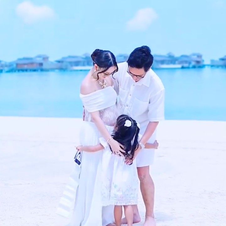 <p>Nanda mengungkap rasa bahagianya karena bisa mendapatkan kehamilan kedua ini, Bunda. Dalam <em>postingan</em> ini, Nanda tak lupa menuliskan pesan mendalam untuk putrinya yang sebentar lagi menjadi kakak. "Setelah setiap air mata, Allah mengirimkan pelangi kepada kita. Kami telah menyimpan berkah ini erat-erat... bayi #2 akan segera hadir. Nadlyne, kamu akan menjadi kakak perempuan yang luar biasa," tulisnya. (Foto: Instagram @nandaarsynt)</p>