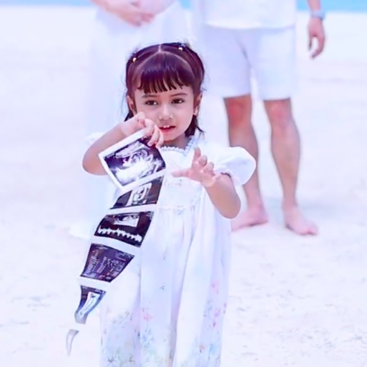 <p>Nanda Arsyinta resmi menikah dengan Ardya Tridwantoro pada Mei 2021. Pada 5 April 2022, Nanda melahirkan anak pertamanya Nadlyne. Empat tahun setelah melahirkan sang putri, Nanda bersiap untuk menjadi Bunda dari dua anak. Kebahagiaan semakin berlipat karena kehamilan kedua ini tampaknya begitu dinantikan oleh Nanda dan suami serta anak semata wayang mereka. (Foto: Instagram @nandaarsynt)</p>