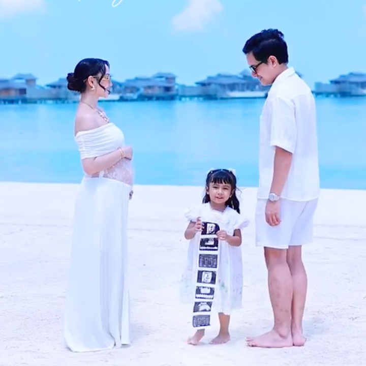 <p>Beauty Influencer Nanda Arsyinta baru-baru ini mengumumkan kabar kehamilan keduanya ke publik. Melalui unggahan di Instagram, Nanda mem-<em>posting</em> foto pengumuman kehamilannya bersama sang suami Ardya Tridwantoro dan putri mereka Nadlyne Aurora Shezanameera Dreyanda. (Foto: Instagram @nandaarsynt)</p>