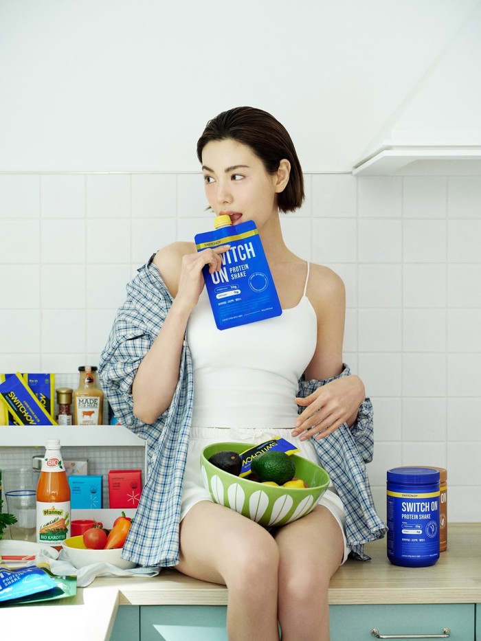 Pasalnya, belum lama ini, pemilik zodiak Virgo yang dikenal dengan tinggi badan menjulang satu ini membintangi kampanye terbaru SWITCHON. Ia pun memancarkan pesona awet muda, membuat perhatian dunia tertuju padanya. / Foto: instagram.com/jin_a_nana