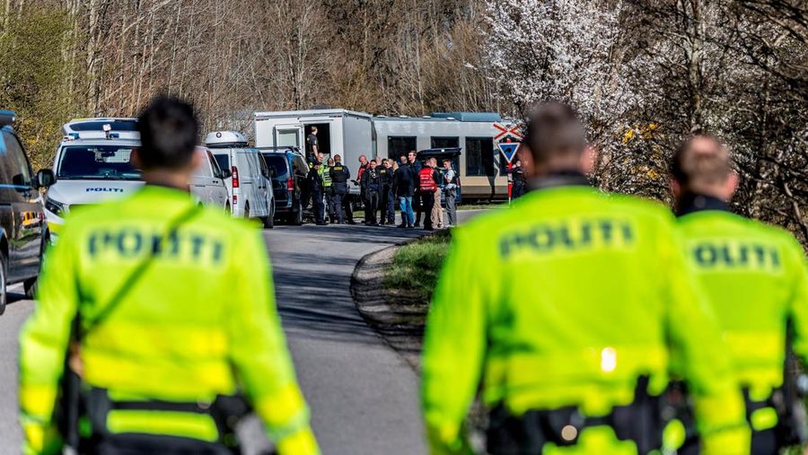 Petugas darurat di letak tabrakan antara dua kereta api antara Hilleroed dan Kagerup di Isteroedvejen, Kamis, 23 April 2026.
