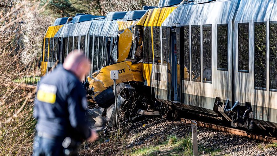 Petugas darurat di letak tabrakan antara dua kereta api antara Hilleroed dan Kagerup di Isteroedvejen, Kamis, 23 April 2026. (Ritzau Scanpix/Steven Knap via REUTERS)