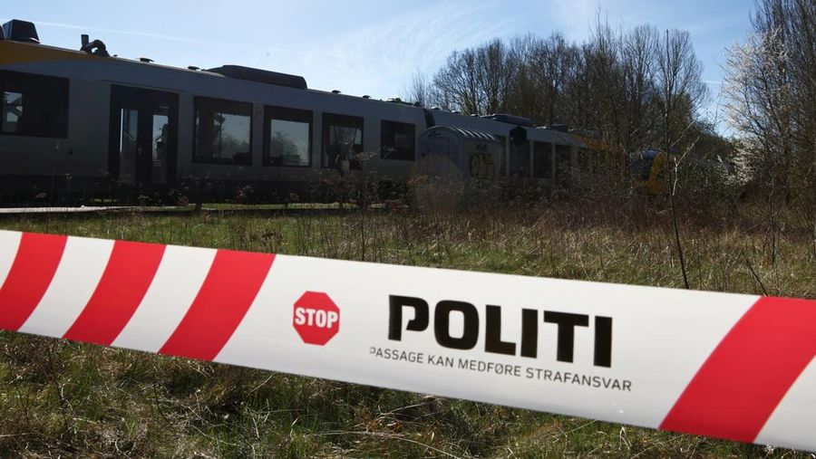 Pita polisi di letak tabrakan antara dua kereta api dekat Hillerod, Denmark, 23 April 2026.