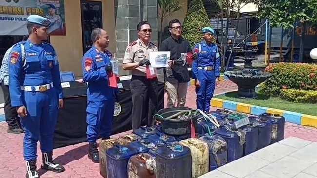 Direktorat Polisi Air Polda Jatim gagalkan penyelundupan 930 liter solar subsidi ke Kalimantan. Satu tersangka ditangkap.