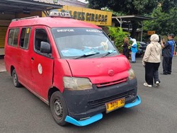 Ulah Nekat Sopir Angkot di Jaktim Pecahin Kaca hingga Lawan Arah