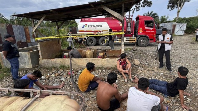 Polisi menangkap 12 sindikat pengoplos Bahan Bakar Minyak (BBM) bersubsidi di wilayah Musi Rawas, Sumatera Selatan (Sumsel).