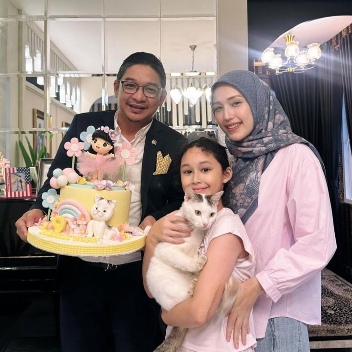 <p>Tidak hanya Adelia, Pasha juga turut memberikan ucapan selamat untuk sang putri tercinta. Ia pun membagikan potretnya bersama Kayla yang terlihat sedang memeluk kucing kesayangannya. "Selamat ulang tahun ke-9 cintaku Princess Kayla. Doa Daddy, Mommy, Kakek, Nenek, Abang, semuanya semoga Kayla umur panjang, sehat-sehat, pintar terus ceria!" tulis Pasha lewat Instagram-nya. (Foto: Instagram @pashaungu_vm)</p>