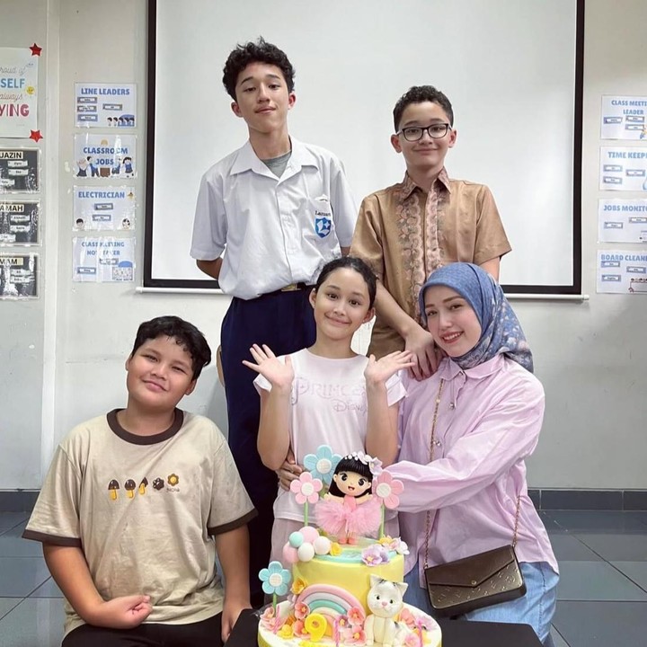 <p>Melihat dari laman Instagram, sang Bunda mengadakan perayaan sederhana di sekolah Kayla yang lengkap dengan kue ulang tahun. Adelia mengungkapkan bahwa momen ulang tahun sang putri ini merupakan permintaan langsung dari Kayla. (Foto: Instagram @adeliapasha)</p>