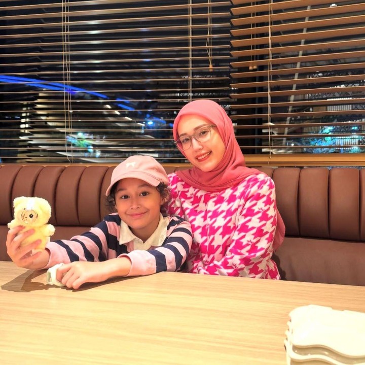 <p>"Hari ini kayla minta ulang tahun sama teman-temannya. Bagi-bagi kue aja katanya di sekolah. Alhamdulillah kakak-kakaknya langsung samperin adiknya. Kami sayang kamu Kaylaaa," ungkap Adelia, dikutip dari akun Instagram <em>@adeliapasha</em>. (Foto: Instagram @adeliapasha)</p>