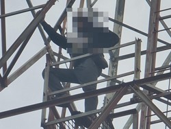 Geger Pria Panjat Tower di Sidoarjo Hendak Bunuh Diri gegara Asmara