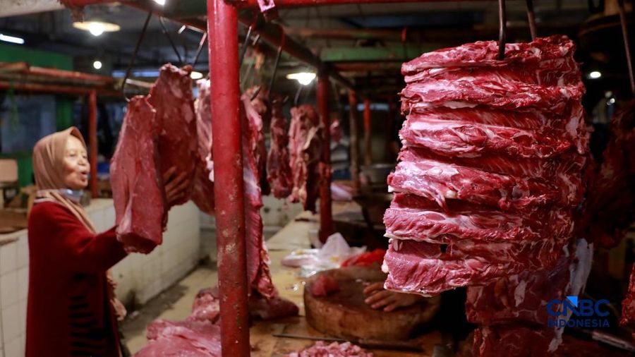 Seorang penjual daging sapi melayani pembeli di Pasar Cijantung, Jakarta Timur, Kamis (23/4/2026).