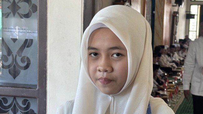 Sofia Kamila, 13 tahun, jadi jamaah haji termuda dari Kalimantan Selatan. Sementara Latifa, 15 tahun, jemaah termuda asal Sumatera Barat.
