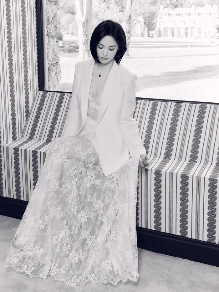 Bahkan dalam potret hitam-putih pun, Song Hye Kyo memancarkan keanggunan dan kecantikan yang luar biasa./ Foto: instagram.com/kyo1122