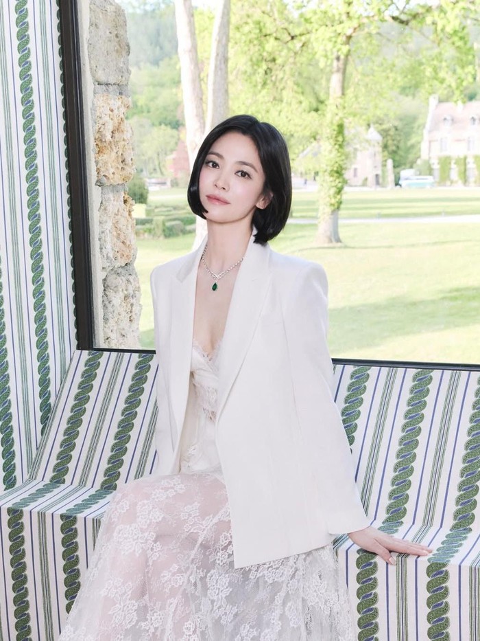 Kali ini, sang aktris memamerkan gaya berkelas dan anggun dalam balutan lace dress, blazer, serta koleksi perhiasan dari Chaumet./ Foto: instagram.com/kyo1122