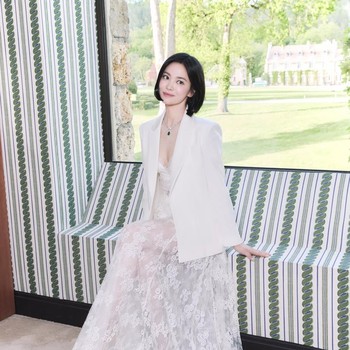 5 Potret Song Hye Kyo yang Anggun dan Berkelas di Acara Chaumet