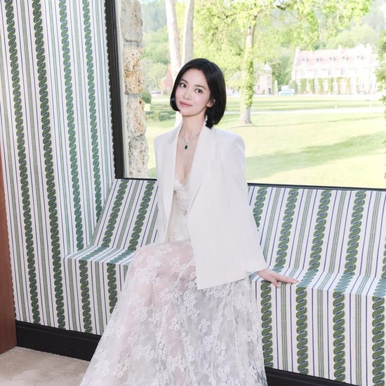 5 Potret Song Hye Kyo yang Anggun dan Berkelas di Acara Chaumet