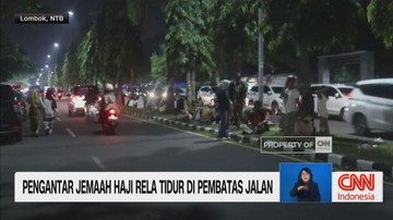 VIDEO: Pengantar Jemaah Haji Rela Tidur di Pembatas Jalan