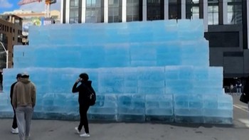 Instalasi Balok Es ICEMAN Drake Dibongkar Damkar Toronto