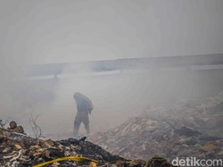 Tumpukan Sampah di Kelapa Gading Kebakaran, Bau Pekat Asap Masuk Permukiman