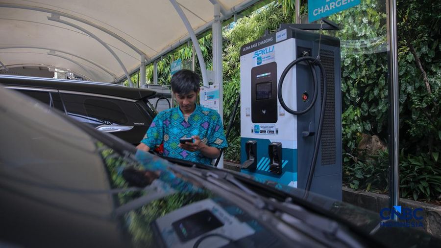 Warga mengisi daya mobil listrik pada Stasiun Pengisian Kendaraan Listrik Umum (SPKLU) PLN di area Gambir, Jakarta, Kamis (23/4/2026).