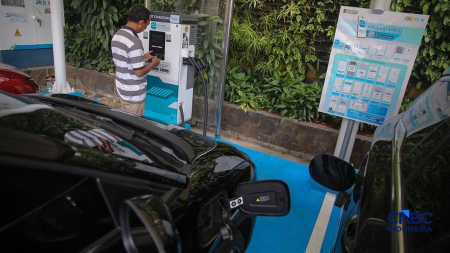 Warga mengisi daya mobil listrik pada Stasiun Pengisian Kendaraan Listrik Umum (SPKLU) PLN di area Gambir, Jakarta, Kamis (23/4/2026).