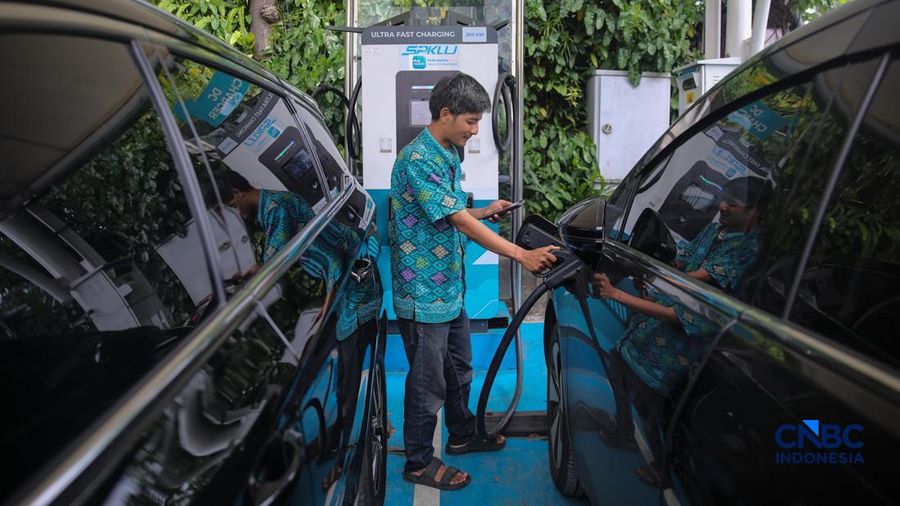 Warga mengisi daya mobil listrik pada Stasiun Pengisian Kendaraan Listrik Umum (SPKLU) PLN di area Gambir, Jakarta, Kamis (23/4/2026).
