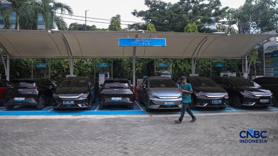 Warga mengisi daya mobil listrik pada Stasiun Pengisian Kendaraan Listrik Umum (SPKLU) PLN di area Gambir, Jakarta, Kamis (23/4/2026).