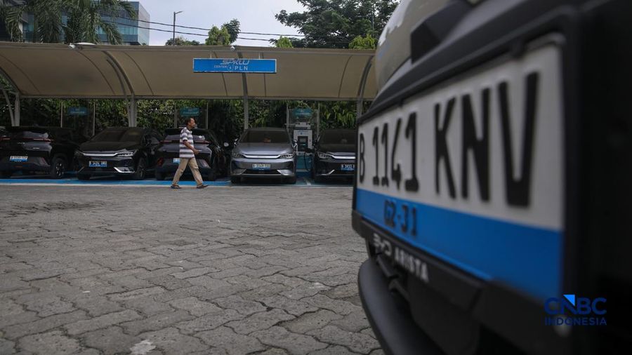 Warga mengisi daya mobil listrik pada Stasiun Pengisian Kendaraan Listrik Umum (SPKLU) PLN di area Gambir, Jakarta, Kamis (23/4/2026).