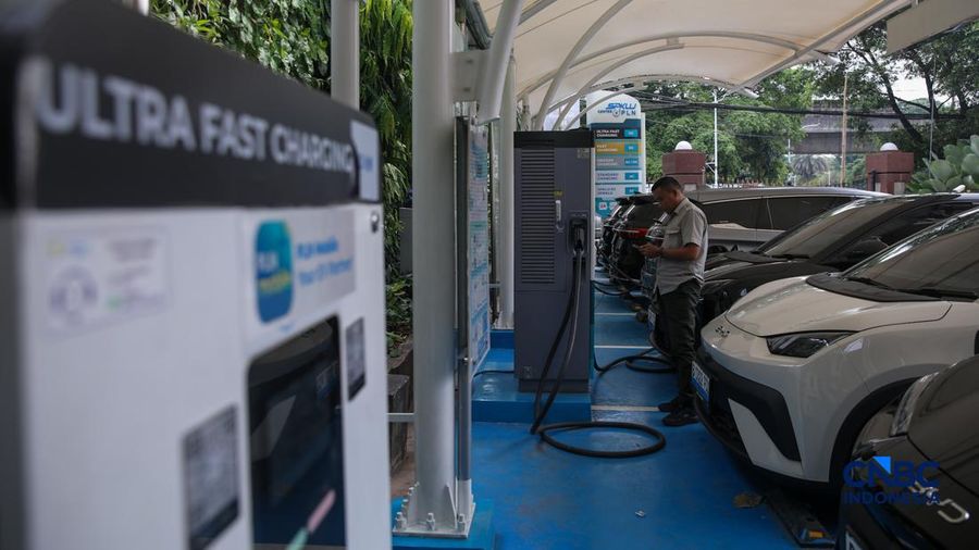 Warga mengisi daya mobil listrik pada Stasiun Pengisian Kendaraan Listrik Umum (SPKLU) PLN di area Gambir, Jakarta, Kamis (23/4/2026).